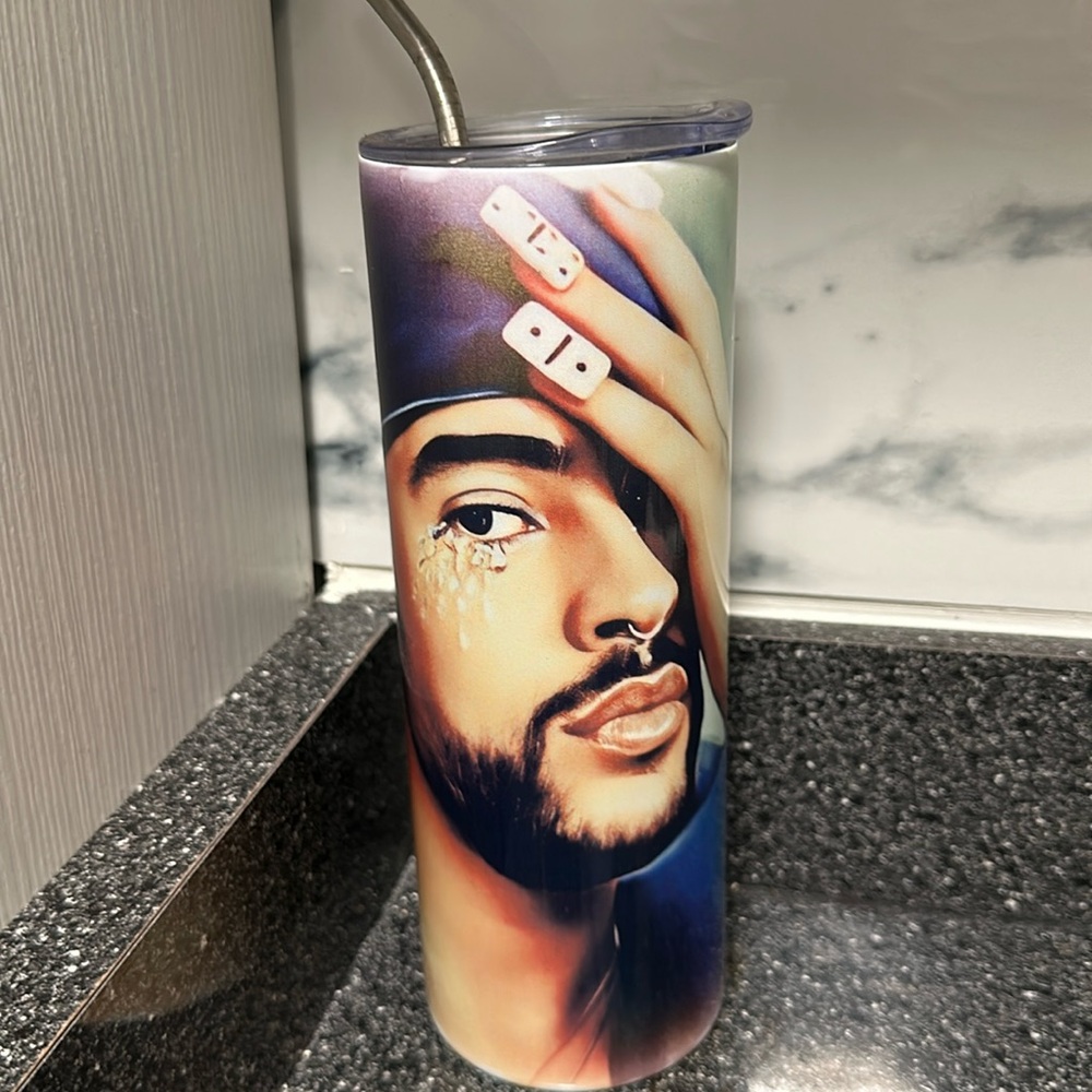 Bad bunny tumbler and it como with straw